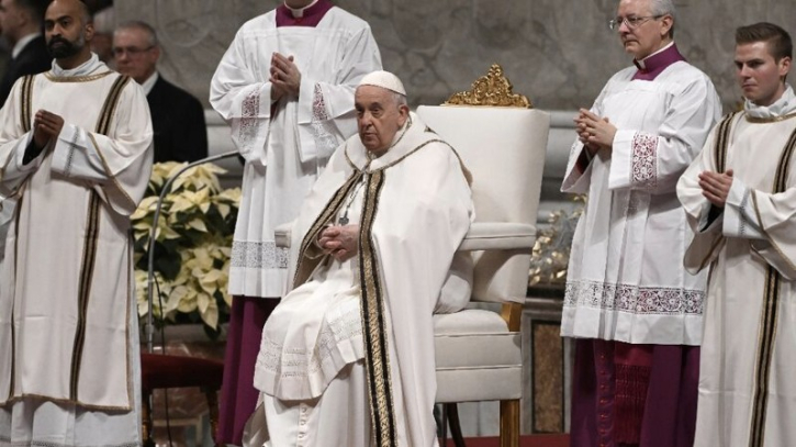 Pope kicks off Christmas celebrations in shadow of wars