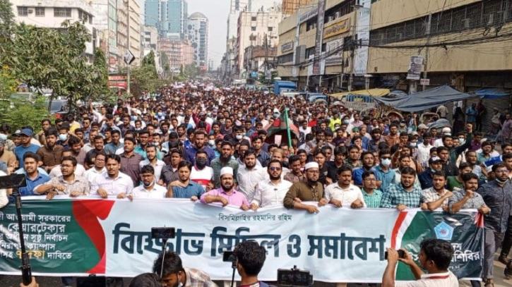 রাজধানীর শাপলাচত্বরে শিবিরের বিশাল শোডাউন রাজধানীর শাপলাচত্বরে শিবিরের বিশাল শোডাউন