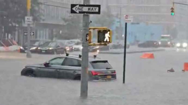 New York flooded by heavy rains, subway partly paralyzed