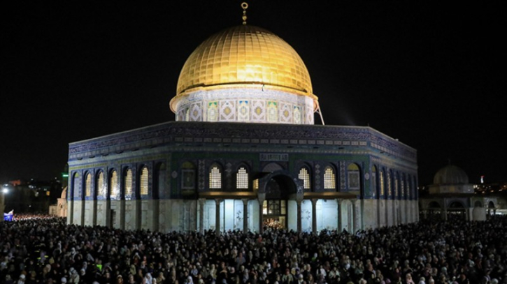 Palestinian Muslims mark sad and tense ’holiest Ramadan night’ in Jerusalem