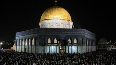 Palestinian Muslims mark sad and tense ’holiest Ramadan night’ in
