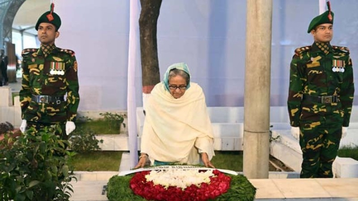 PM pays homage to Bangabandhu, Bangamata at Dhanmondi, Banani