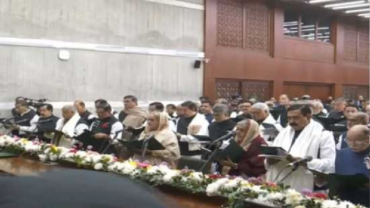 শপথ নিলেন নবনির্বাচিত সংসদ সদস্যরা শপথ নিলেন নবনির্বাচিত সংসদ সদস্যরা