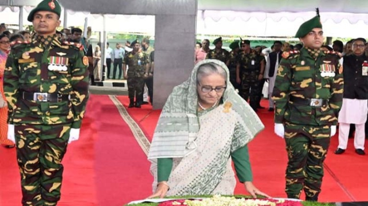 বঙ্গবন্ধুর প্রতিকৃতিতে প্রধানমন্ত্রীর শ্রদ্ধা বঙ্গবন্ধুর প্রতিকৃতিতে প্রধানমন্ত্রীর শ্রদ্ধা
