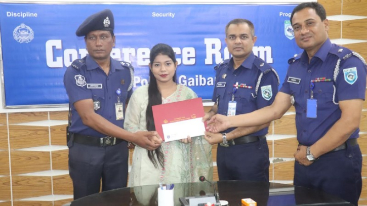 District police give police merit scholarship in Gaibandha 