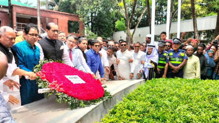 VC of BSMMU pays tributes to Bangabandhu at Tungipara