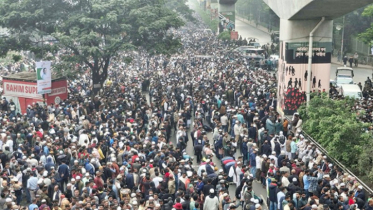 খালেদা জিয়ার জানাজা: যতদূর চোখ যায় মানুষ আর মানুষ খালেদা জিয়ার জানাজা: যতদূর চোখ যায় মানুষ আর মানুষ