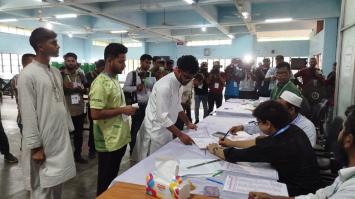 জাকসু নির্বাচনে ভোটগ্রহণ শুরু জাকসু নির্বাচনে ভোটগ্রহণ শুরু