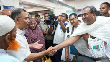 হজ ক্যাম্প পরিদর্শন করলেন প্রধানমন্ত্রী