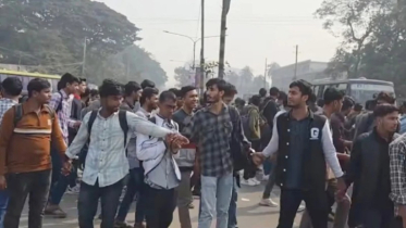 ঢাকার তিন স্থানে সাত কলেজের শিক্ষার্থীদের সড়ক অবরোধ