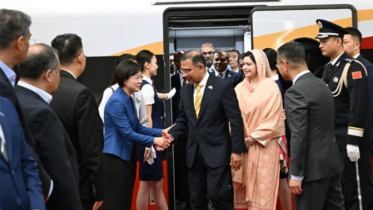 Red carpet rolled out as PM arrives in Beijing