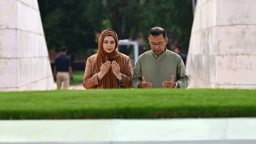 PM visits parents’ graves, offers prayer